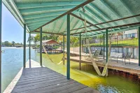 Cedar Creek Lake Home Private Dock and Hot Tub - Homestays