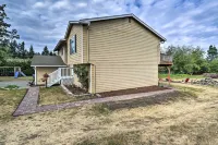 Cozy Port Orchard Home w/ Grill & Fire Pit! Отели рядом с достопримечательностью «Заказник Иллаи»