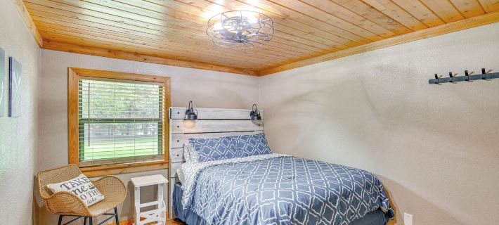 Deck & Fire Pit: Unique Pottsboro Haven Hotels in Grayson County