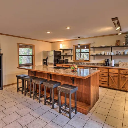 Piney Bluff Retreat with Mountain Views!