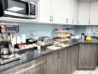Canadian Motor Inn - breakfast