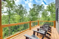 Modern Hiker's Haven w/ Dupont State Forest Views! - Parkplatz