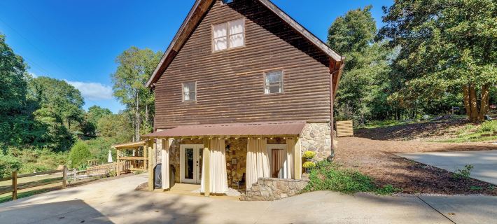 Cozy, Pet-Friendly Retreat in Hickory w/ Fire Pit! Hotels in Catawba County