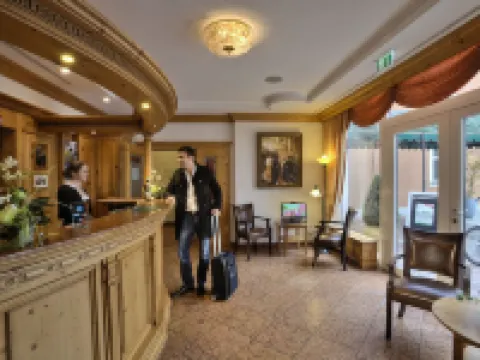 ホテル ツム エアディンガー ワイスブロイ エルディングのホテル