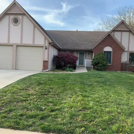 Peaceful 3-bedroom accessible ranch home with AC, WiFi in Eastside Olathe.