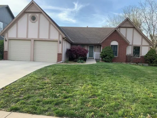 Peaceful 3-bedroom accessible ranch home with AC, WiFi in Eastside Olathe.