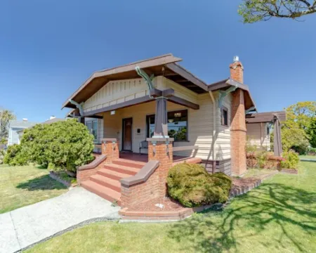 3-bedroom Craftsman home with hot tub/sauna in the Heart of Arcata Hoteles en Arcata