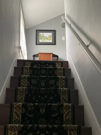 Full House: Hillsdale Cottage. Walking Distance to College! Across from Handmade