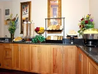 Super 8 by Wyndham Hutchinson - breakfast