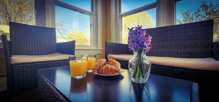 Petfriendly 2-bedroom apartment with AC only on bedroom & WiFi in Norwich