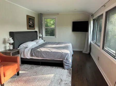 2BR, 1 BA, and Kitchenette in Lakeside Home in Greenwich with private dock.