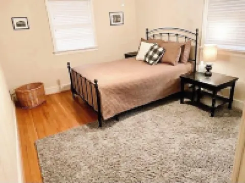 Gorgeously Renovated 3500 square foot Oxford home in Richmond!! リッチモンド大学周辺のホテル