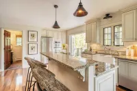 Cortland by AvantStay Charming Heritage Estate w Private Lake Pool Hotel a Saugerties