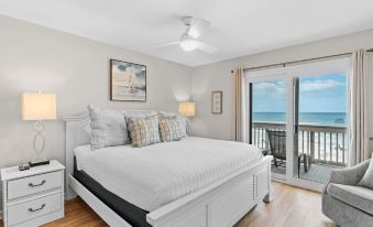 Blue Marlin by Avantstay Beachfront w/ Views, Pool Access, Beach Chairs