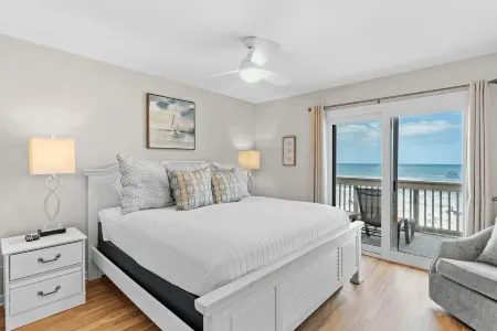 Blue Marlin by Avantstay Beachfront w/ Views, Pool Access, Beach Chairs