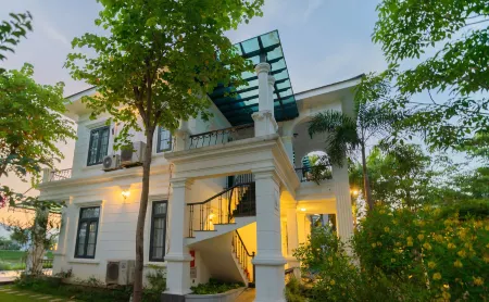 Lotus Hotel - Vuon Vua Отели в г. Bao Yen