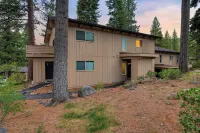 Ski Way by Avantstay Cozy Tahoe Home w/ Fireplace & Balcony