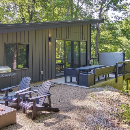 Modern Cabin w/ Hot Tub & Fire Pit in Fairview!