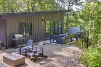 Modern Cabin w/ Hot Tub & Fire Pit in Fairview! - Homestays