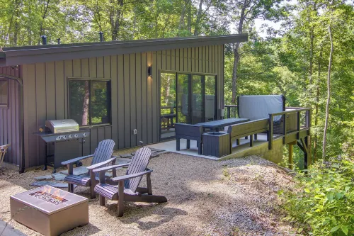 Modern Cabin w/ Hot Tub & Fire Pit in Fairview!