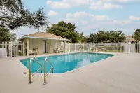 Sunny Clermont Retreat ~ 20 Mi to Disney World! Hotel di Clermont