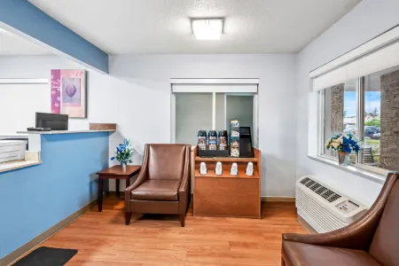 HomeTowne Studios Detroit - Livonia Отели рядом с достопримечательностью «Fountain Bleu Health and Rehabilitation Center»