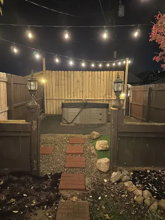 Charming 2-bedroom house in Kokomo w/ WiFi, AC, Hot tub Отели в г. Howard County