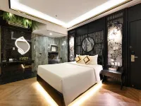 G8 Riverside Hotel & Rooftop Skybar Hotels near Russian Market