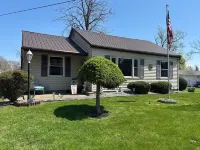 Charming 3-bedroom house steps from Lake Shore Park in Ashtabula with WiFi, AC 애슈터뷸라 호텔