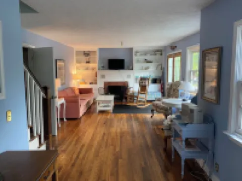 Charming 4 bedroom 3 bathroom cottage with lake view