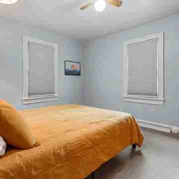 Waterfront 3-bedroom house on the Bay of Green Bay with AC, WiFi Rooms