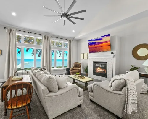 Spacious 4-bedroom lakefront house with WiFi, AC in tranquil Houghton Lake Hotels in Lake Township