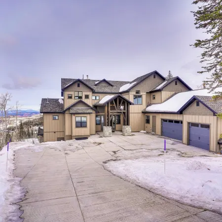 Spacious Utah Escape w/ Balcony & Mountain Views!