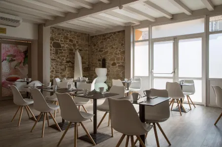 The Originals City, Hôtel le Boeuf Rouge, Saint-Junien Отели в г. Шайяк-Сюр-Вьен