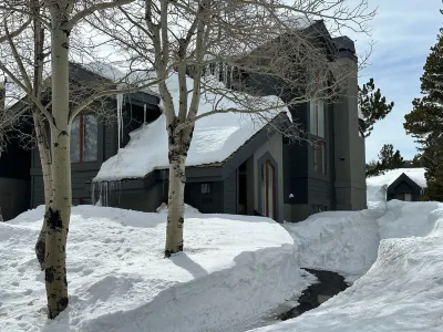 Snowcreek Spacious Light-Filled Condo - Perfect for Skiing, Hiking, Families Etc Hotels near Mammoth Ski Museum