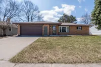 Spacious 4BR, 2BA Home Just Steps from Lambeau Field - Prime Location!