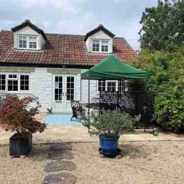 The Lodge, South Cotswolds, comfortable contemporary rural home, views, parking Hotel Exterior