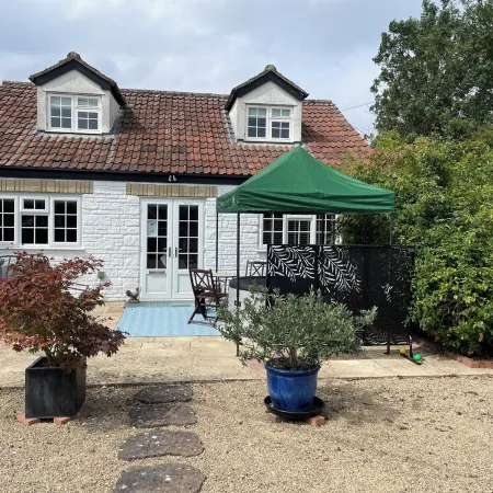 The Lodge, South Cotswolds, comfortable contemporary rural home, views, parking