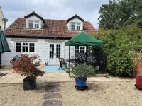 The Lodge, South Cotswolds, comfortable contemporary rural home, views, parking Hotels in der Nähe von Chippenham railway station