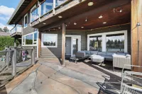Waterfront perfection with multiple bedrooms & bathrooms - 5000 sf - 4-Star