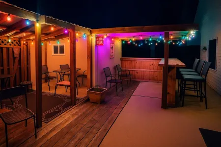 Quiet Getaway with pool and full of amenity backyard! Отели в г. Хайленд Эйкерс