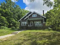 Remodeled bungalow with 1st flr bedrooms!