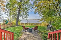 Lakefront Home w/ Game Room, Theater & Dock! - Balkoner