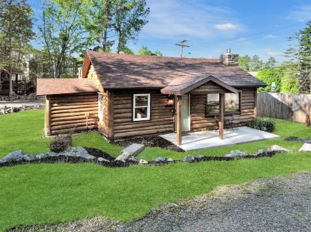 Walk to Beach - Close to Town - Pet Friendly Cabin