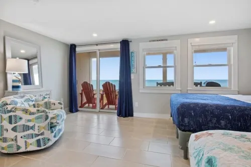 DIRECT OCEANFRONT YEAR ROUND!!! PRIVATE BEACH 2bedrm/2bath sleeps 6 park/4 cars Hotels in Truro