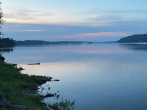 This 2 bedroom, 2 bathroom waterfront property offers fantastic river views! โรงแรมในCarleton County