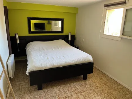 Large bastidon with exceptional views, on the edge of a hill.