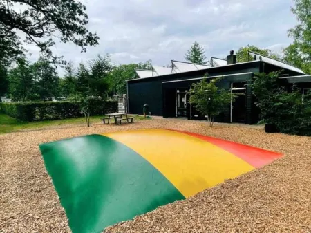 Great little house next to the forest and still close to Arnhem. High ratings!