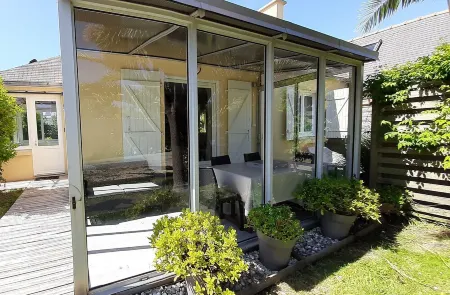 250 m from the sea, port and shops. in a quiet, private cul-de-sac. Отели в г. Пенмарш