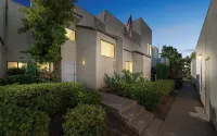 Enjoyable 3-bedroom condo with AC in charming Bakersfield